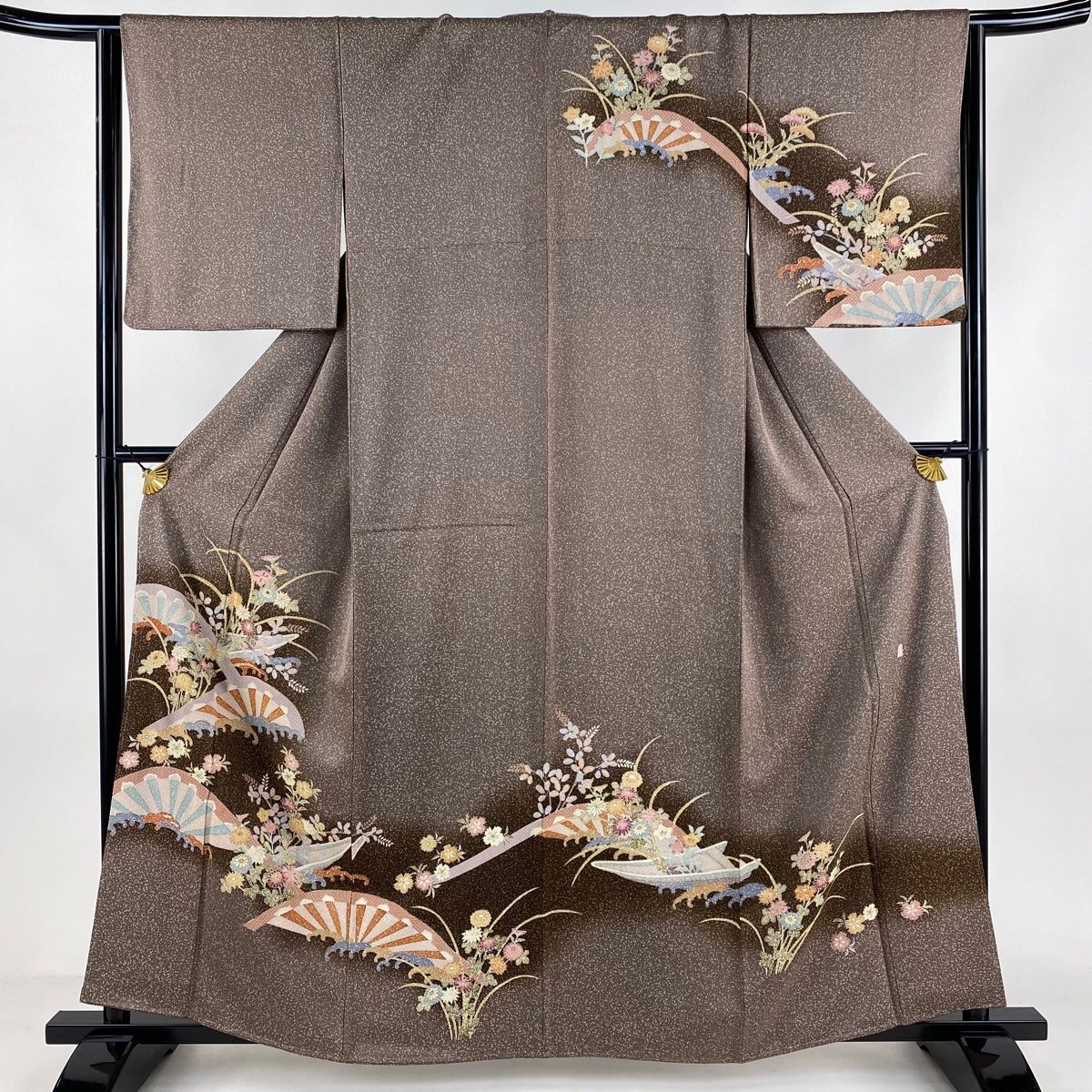 付下げ 身丈160cm 裄丈64.5cm M 袷 片輪車 菊 金糸 金彩 灰茶 正絹 秀品