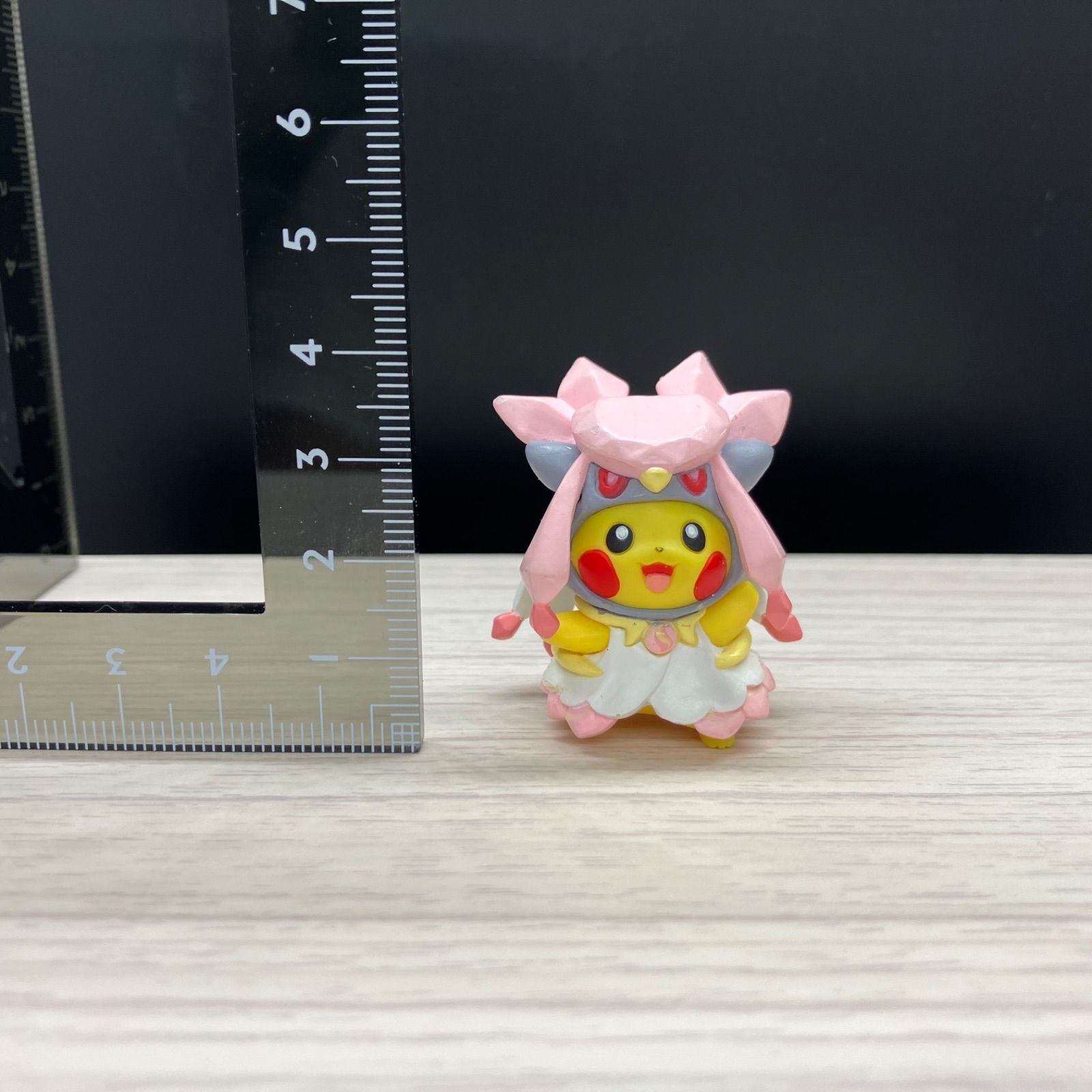 フィギュアコレクション　メガポンチョを着たピカチュウ　ガチャガチャ ポケモンセンター限定 メガポンチョを着たピカチュウ フィギュア