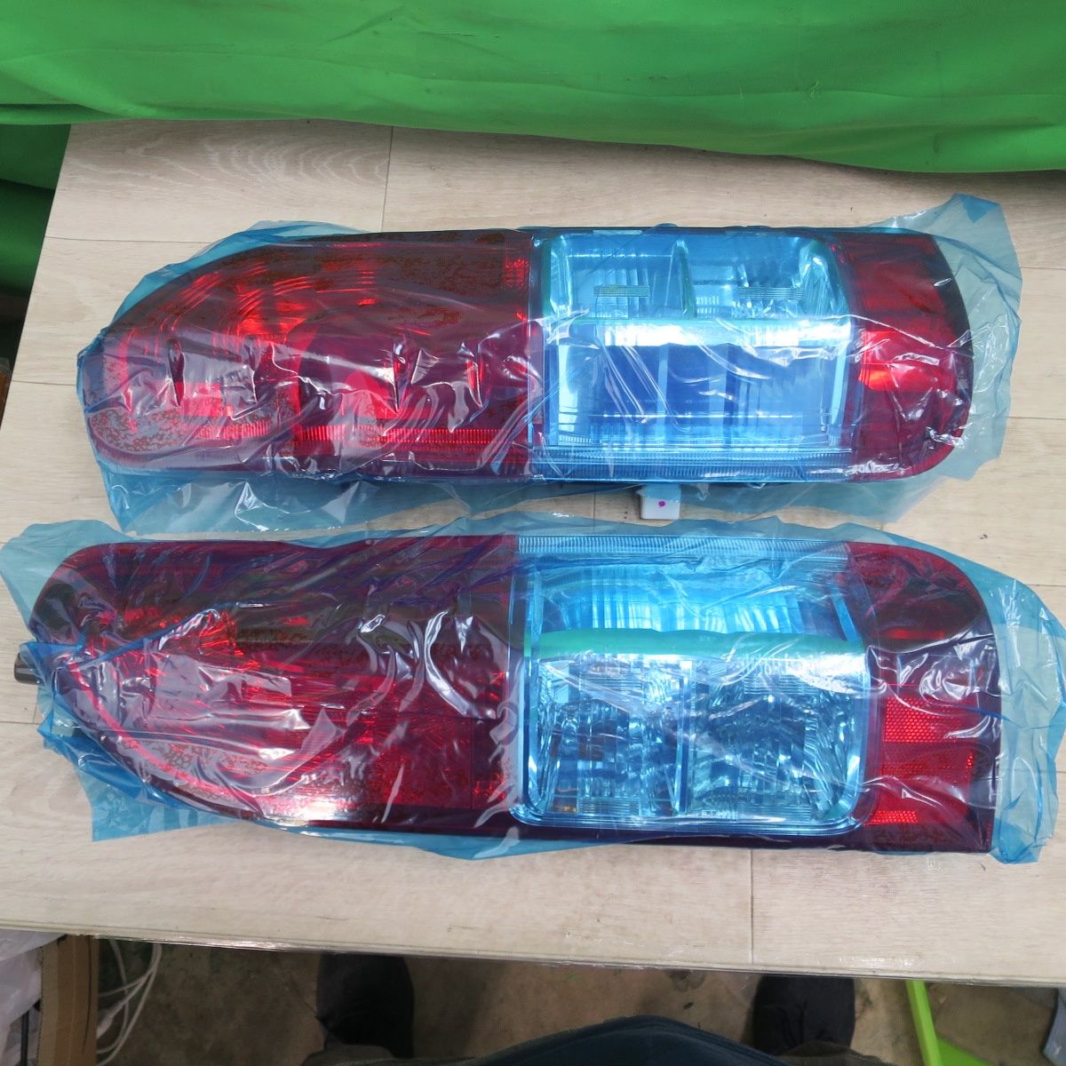 トヨタ ハイエース 純正 テールライト テールランプ A045053 KOITO 送料無料] 新車外し！左右セット☆トヨタ 200系 ハイエース 純正