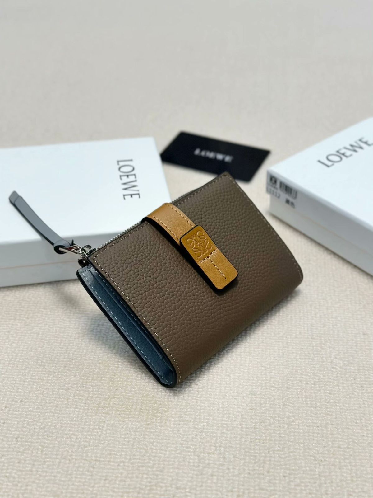 牛革ミディアムウォレット