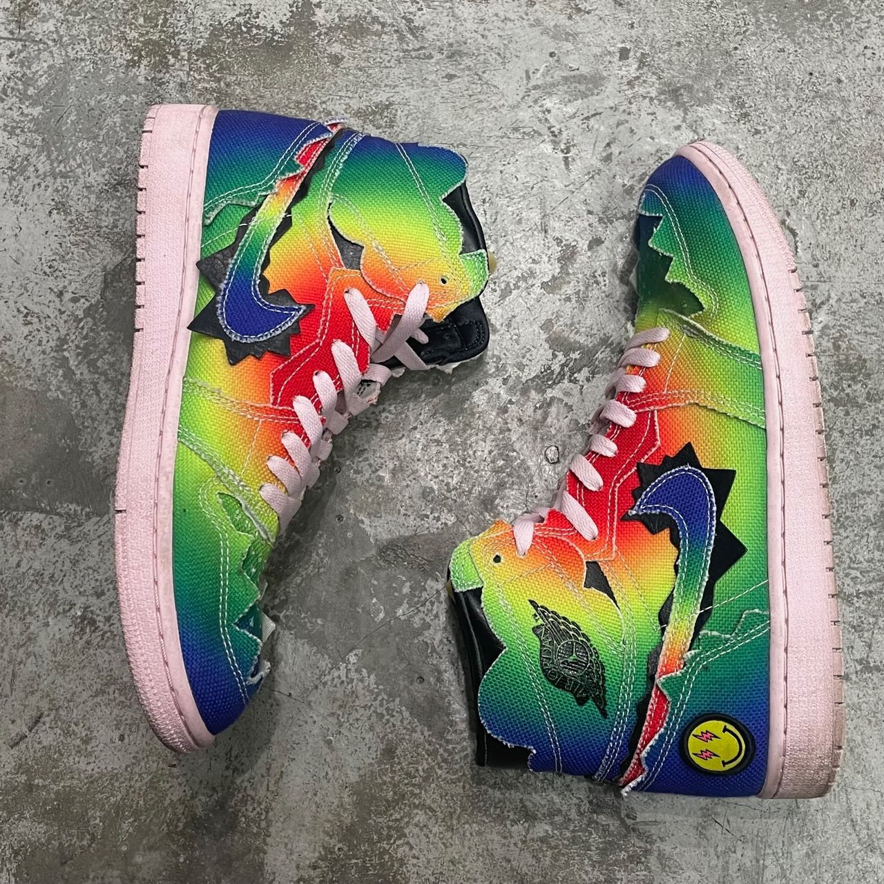 Nike Air Jordan レインボー スニーカー 12月8日発売【J Balvin x Nike Air Jordan 1 Retro High OG