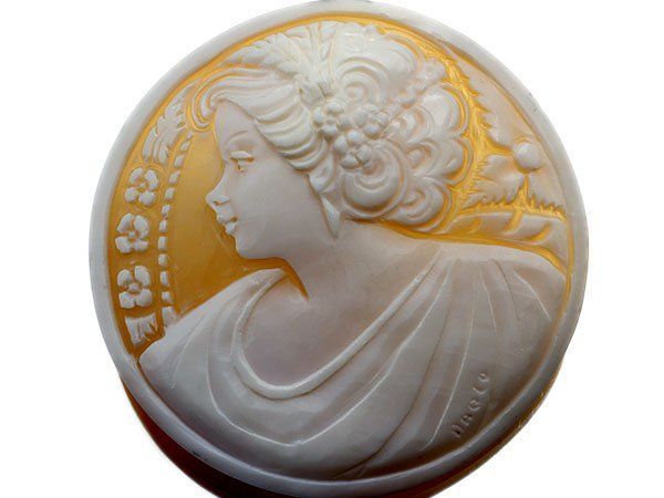 ジュエリー ディルーカ社 作家刻印有り 豊満な貴婦人 シェルカメオルース 60.3ｍｍ×60.1ｍｍ a2583v 送料無料