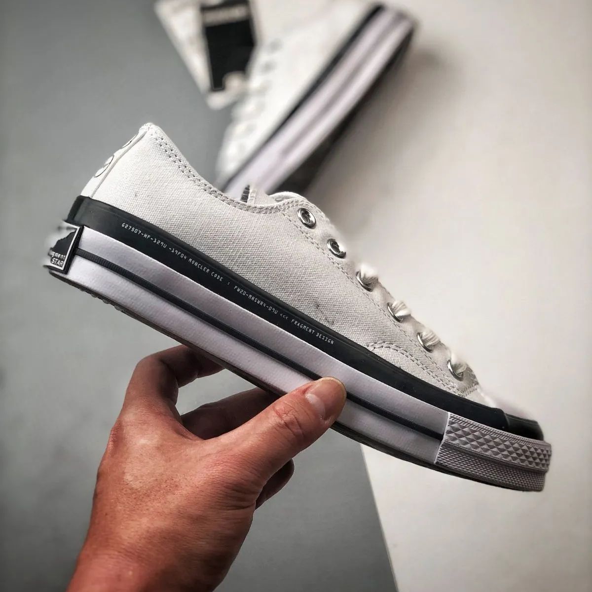 Moncler x Fragment Design x Converse 1970s Chuck Taylor All Star  Ox：藤原ヒロシとのコラボレーション、軽量で滑り止め効果抜群のローカットキャンバスシューズ、男女兼用、ホワイト - メルカリ