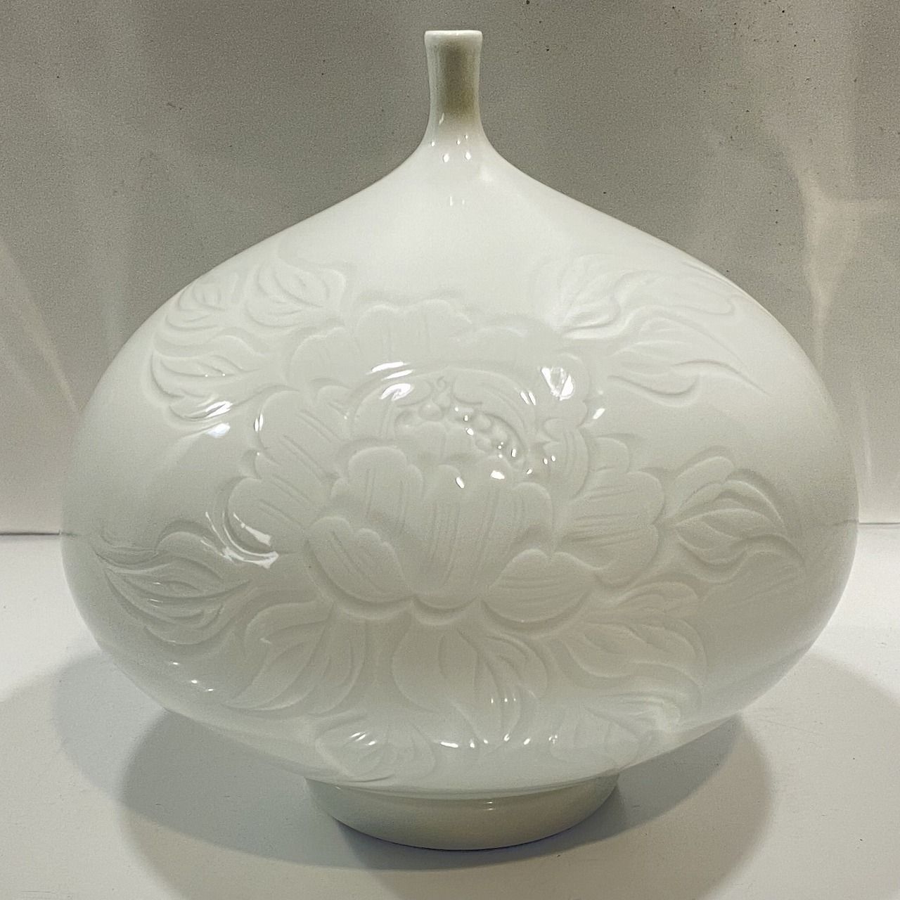 中仙窯 中尾恭純作 白磁牡丹 一輪挿し花瓶 有田焼 箱無し (管理番号