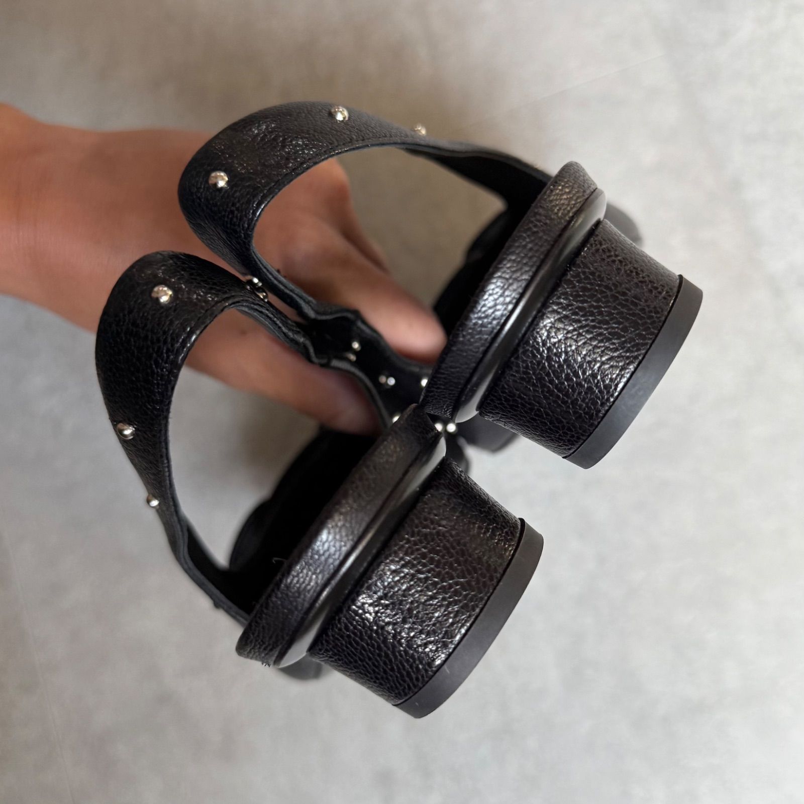 フェラガモ サンダル スタッズ 黒 新品未使用 フェラガモ ヴァラリボン スタッズ 黒 パンプス