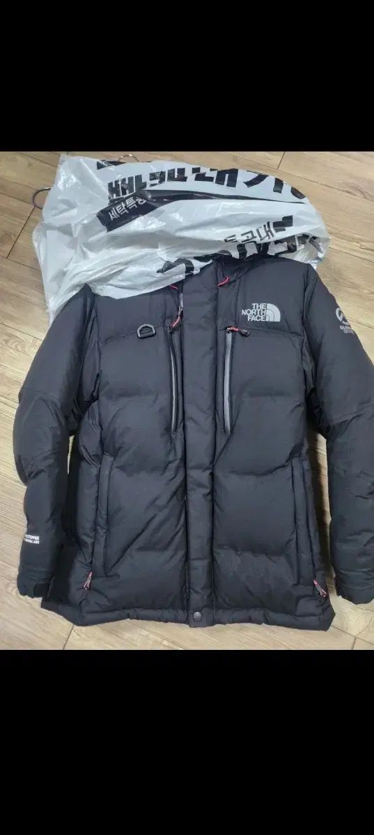 新品未使用タグ付き☆ MONCLER CLUNY ダウンジャケット TG5 紺色 新品未使用タグ付き☆ MONCLER CLUNY ダウンジャケット TG5 紺色