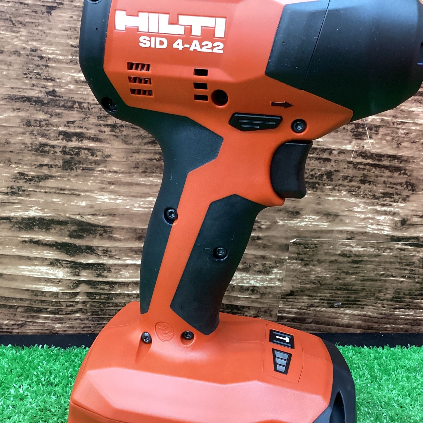 高品質豊富な■ HILTI ヒルティ コードレスインパクトドライバ 本体 バッテリー２個 充電器 ケースセット SID4-A22 通電OK 簡易動作確認済み 本体