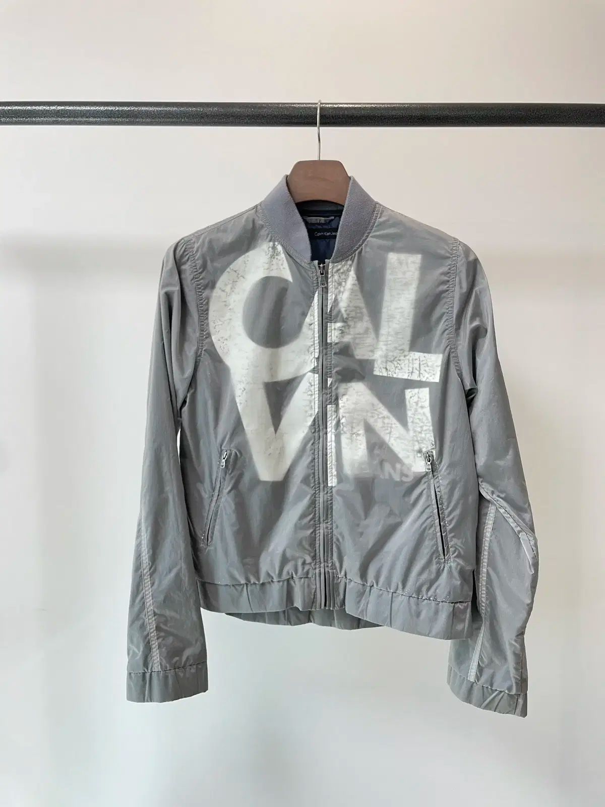 【雷市場（ポンジャン）商品韓国直送】 （ M ） CK Calvin Klein(カルバ・ンクライン) グレー スペルアウト ブルゾン ジャケット