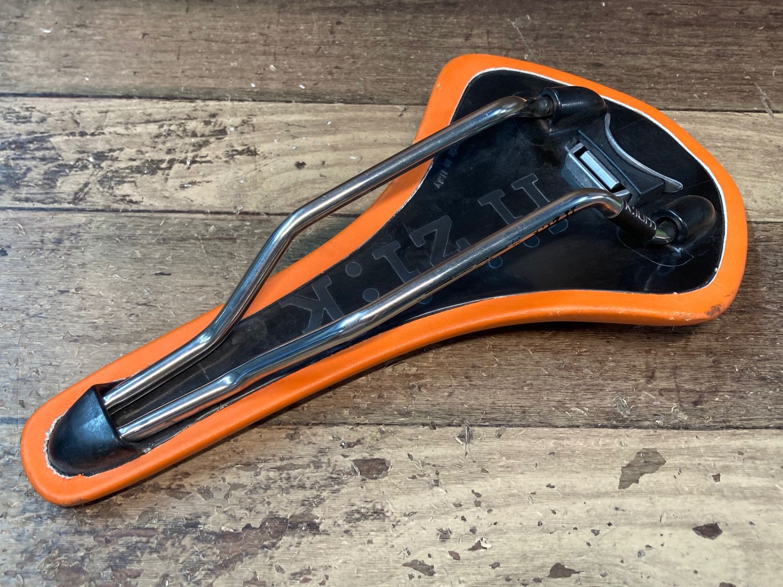 フィジークサドル IL833 フィジーク fizik ANTARES R3 サドル オレンジ TEST kium