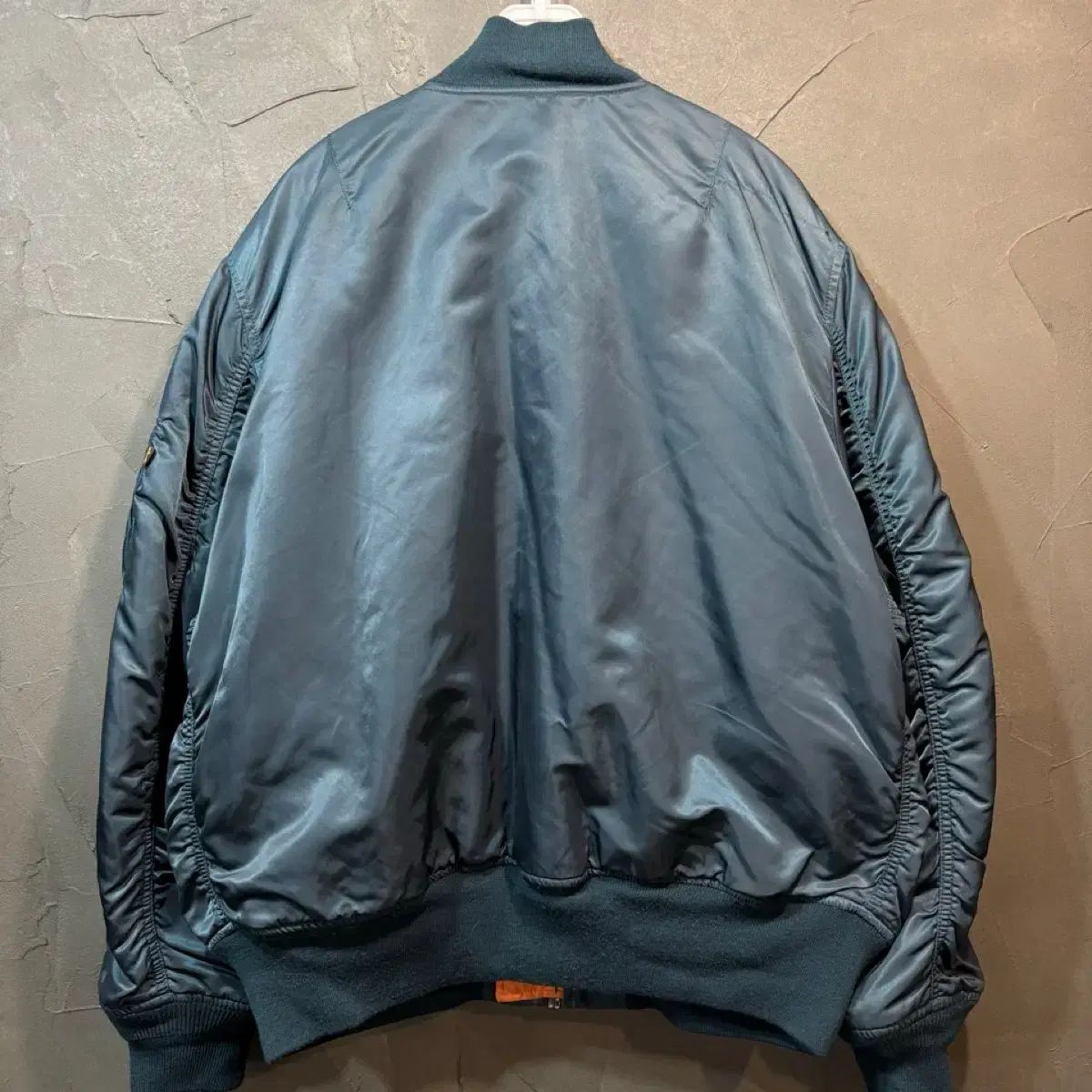 INDUSTRIES アルファ