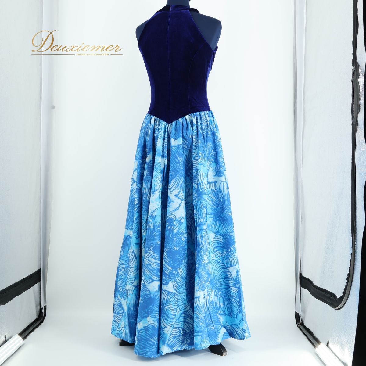【美品 ハワイ製 フラダンス衣装】ブルー系 CC Fashions ワンピース ドレス 青 水色 ベロア モンステラ柄 ノースリーブ 袖なし 爽やか 鮮やか アロハ 青系 水色系 フラダンス 衣装 ドレス ワンピース モンステラ柄 ベロア ハワイ製 かわいい 鮮やか 高級感 ノースリーブ パーティー用 舞踏用 旅行用 トロピカル 美品 ハワイ製 フラダンス衣装】ブルー系 CC Fashions