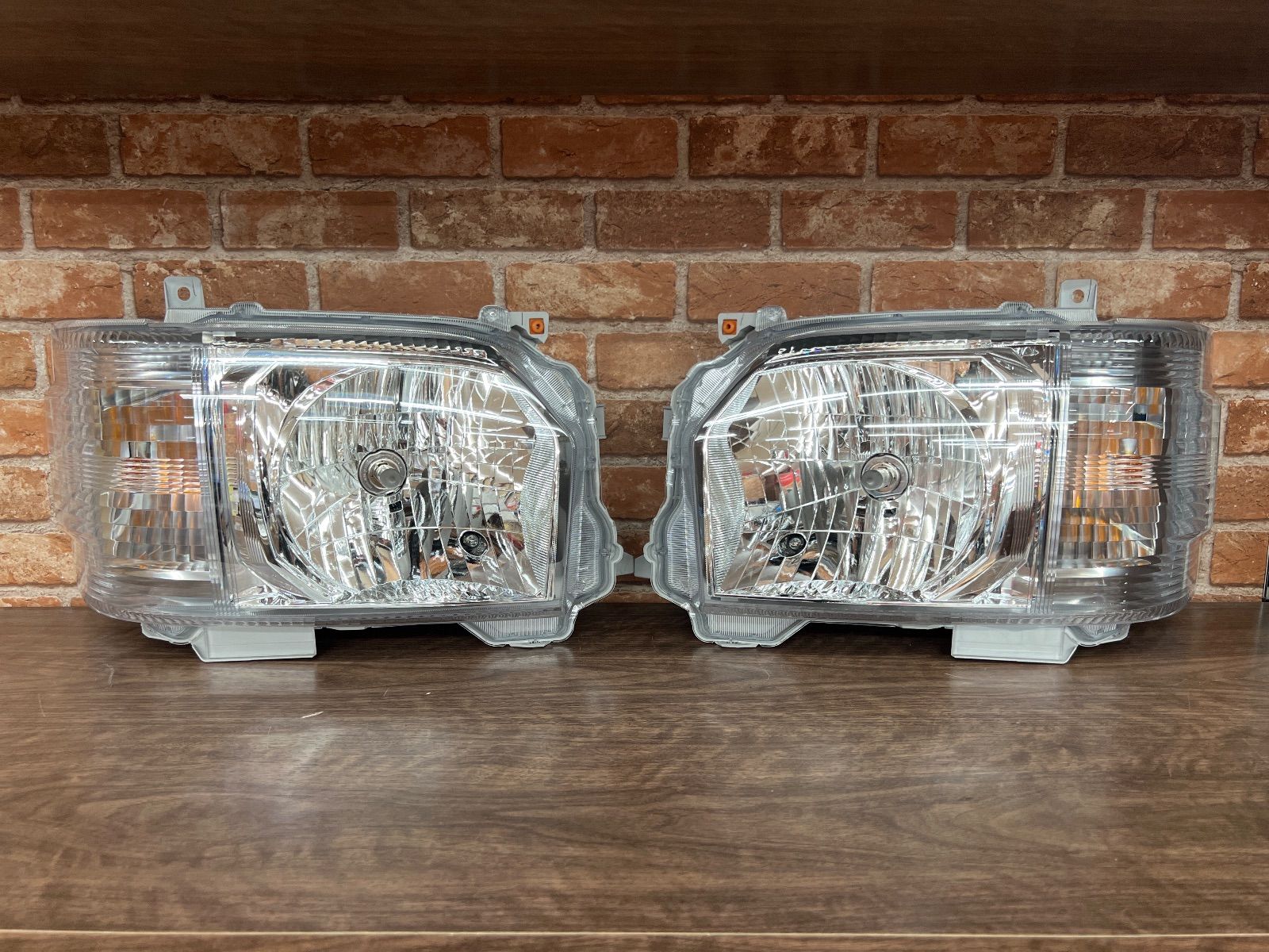 トヨタ】ハイエース 純正ヘッドライト左右セット Koito 26-131 - メルカリ