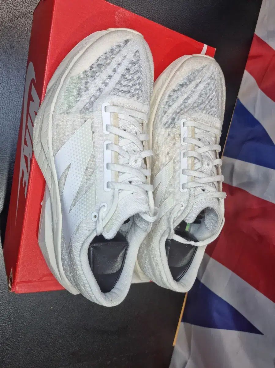 白 ランニングシューズ