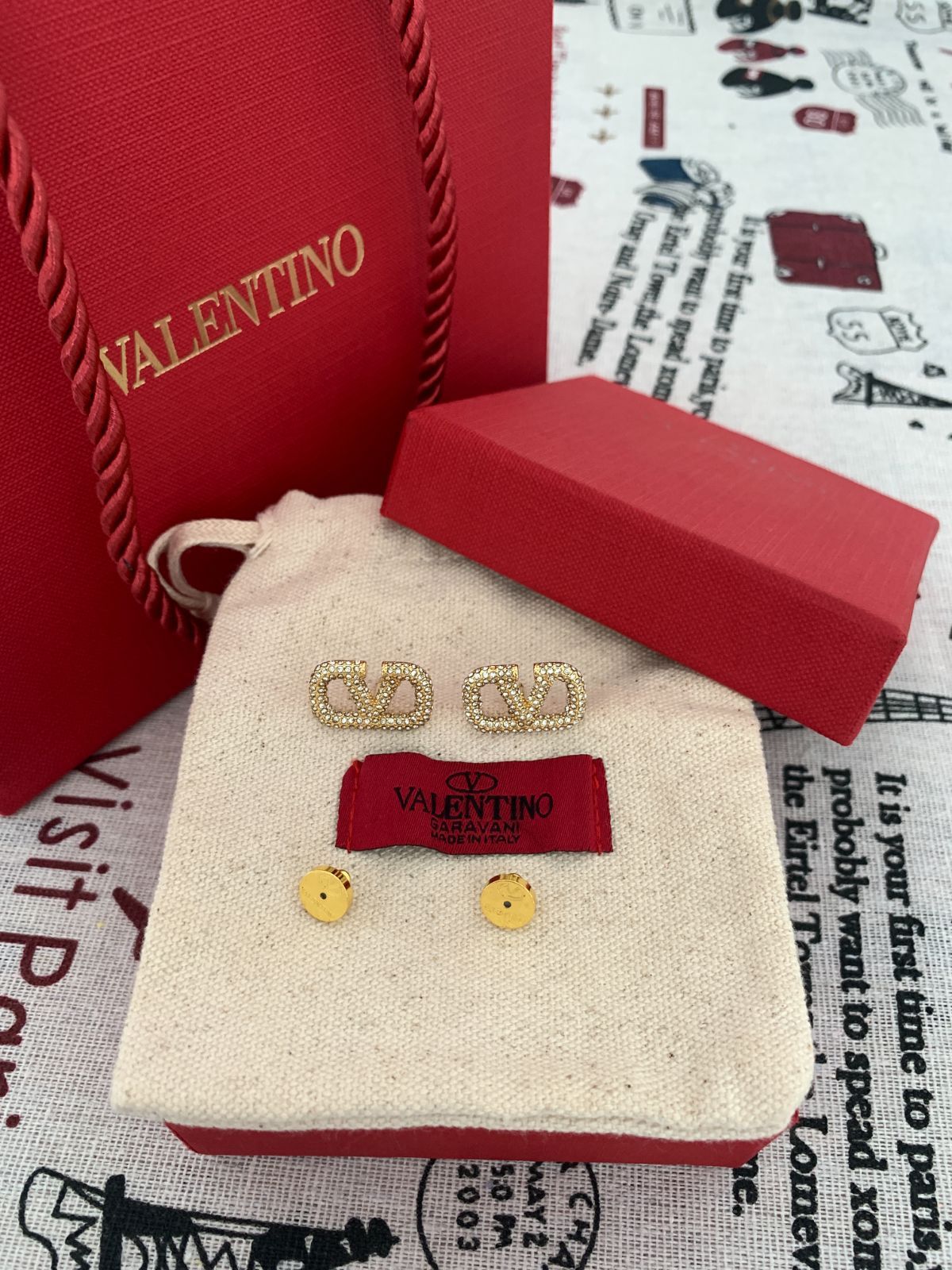 ☆おしゃれ☆VALENTINO Vロゴ クリスタル ピアス 両耳用 - メルカリ