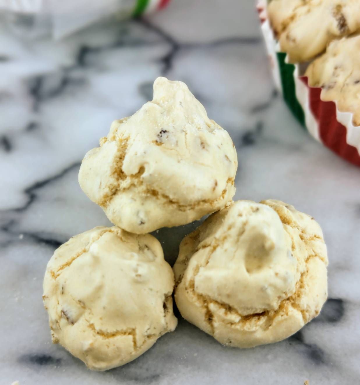 ブルッティ ﾏ ブオーニ　　イタリア菓子　メレンゲ菓子　　クッキー　ナッツ　クルミ　アーモンド