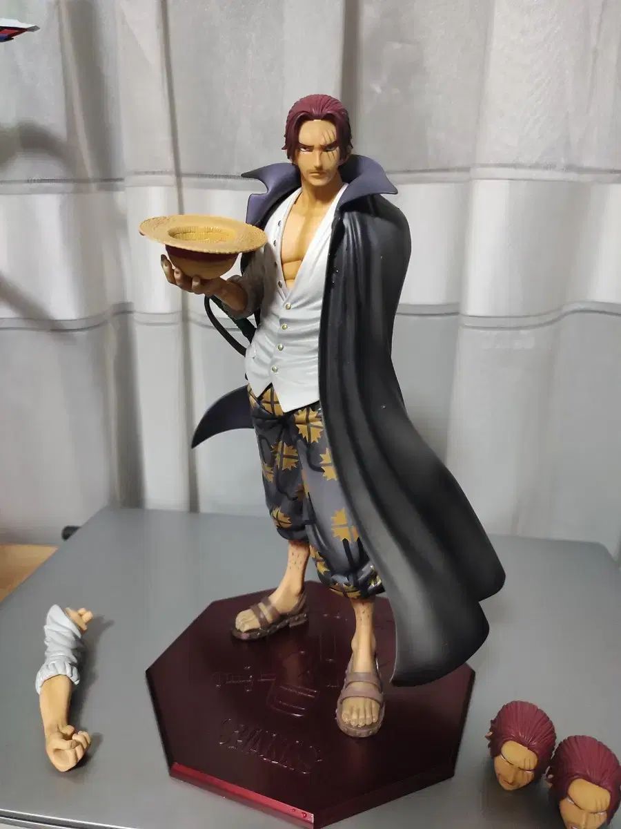 ワンピース シャンクス フィギュア（箱無し） ONE PIECE 赤髪のシャンクス フィギュア箱なし - メルカリ