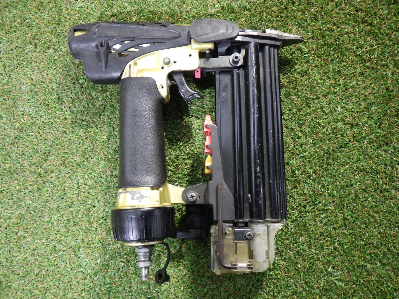 日立 高圧仕上釘打機