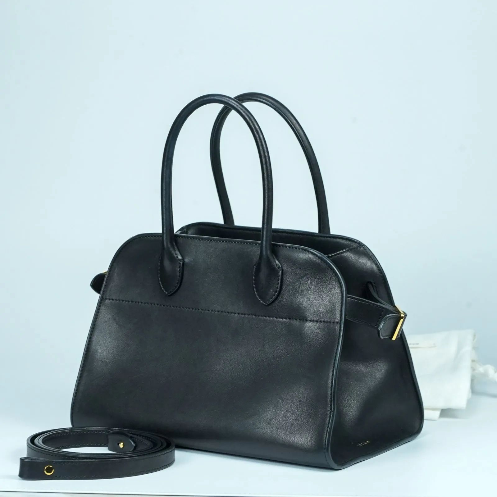 ハンドバッグ　ショルダーバック　the row margaux10 Soft Margaux 10 Bag Black in Leather – The Row