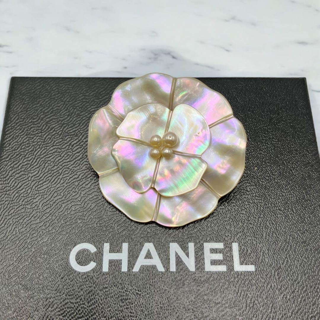 シャネル 98A カメリア フェイクパール シェル ブローチ