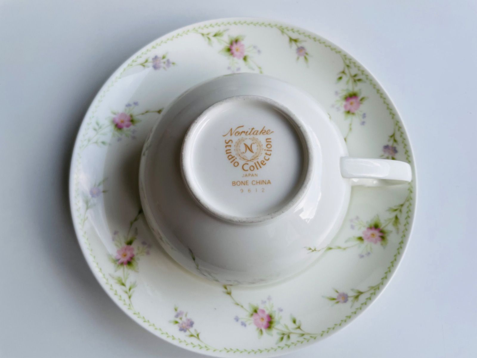 Noritake BONE CHINA クリスマス皿　 カップソーサー 2セット Amazon｜Noritake ノリタケ カップ & ソーサー ( 色変り ペア