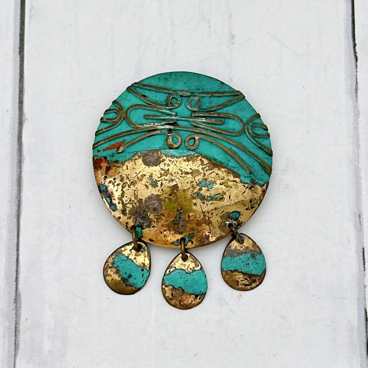 アトリエ ルートスリー √3space SAPPORO 彫金真鍮ブローチ 緑青