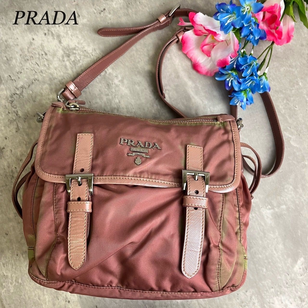 ✨格安✨ PRADA プラダ メッセンジャーバッグ ショルダーバッグ フラップ ロゴ金具 バックル シルバー金具 ロゴ型押し 白タグ テスートナイロン  肩掛け サフィアーノレザー レディース グラデーション ピンク 桃色 - メルカリ