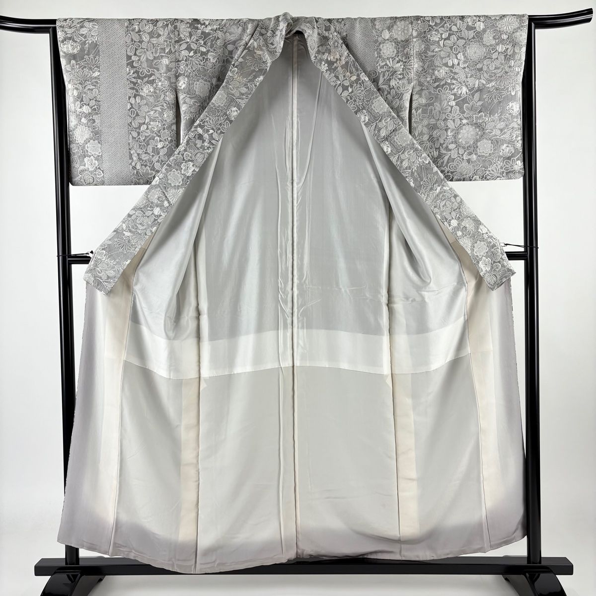 付下げ 身丈155cm 裄丈64.5cm M 袷 山岡古都 紋意匠 草花 菊 灰色 正絹  