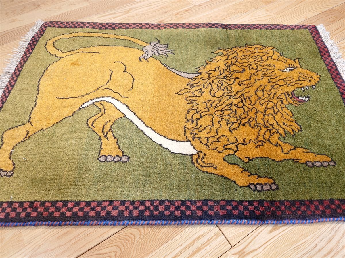 オリーブグリーン