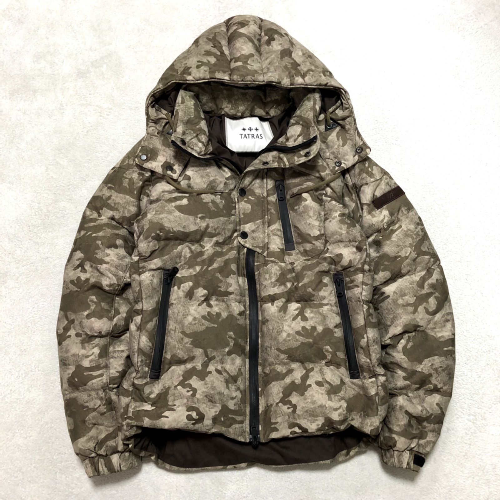 TATRAS ダウンジャケット R-LINE カモフラ 裏地ロゴ モノグラム フード