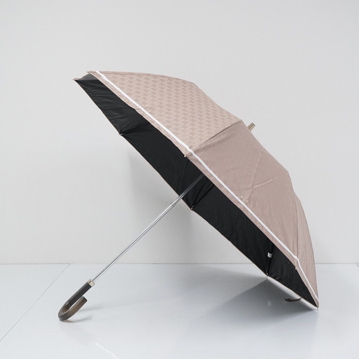 【新品】フルラ ラインロゴ 晴雨兼用 ショート傘 ベージュ 50cm 折りたたみ日傘 FURLA フルラ USED品 晴雨兼用 モノグラム ロゴ