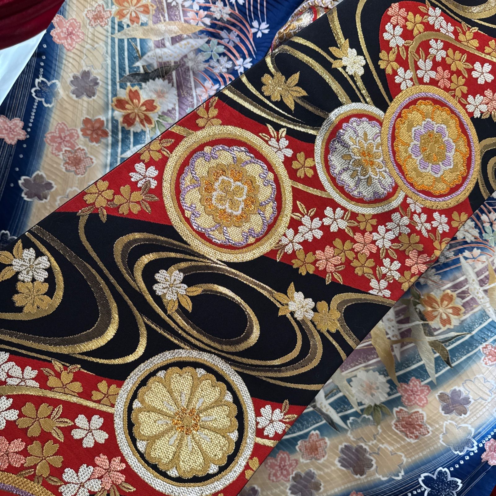振袖フルセット(7点)・濃紺・古典柄・金駒刺繍・飛鶴・舞桜・正絹 振袖フルセット(7点)・濃紺・古典柄・飛鶴・金駒刺繍・舞桜