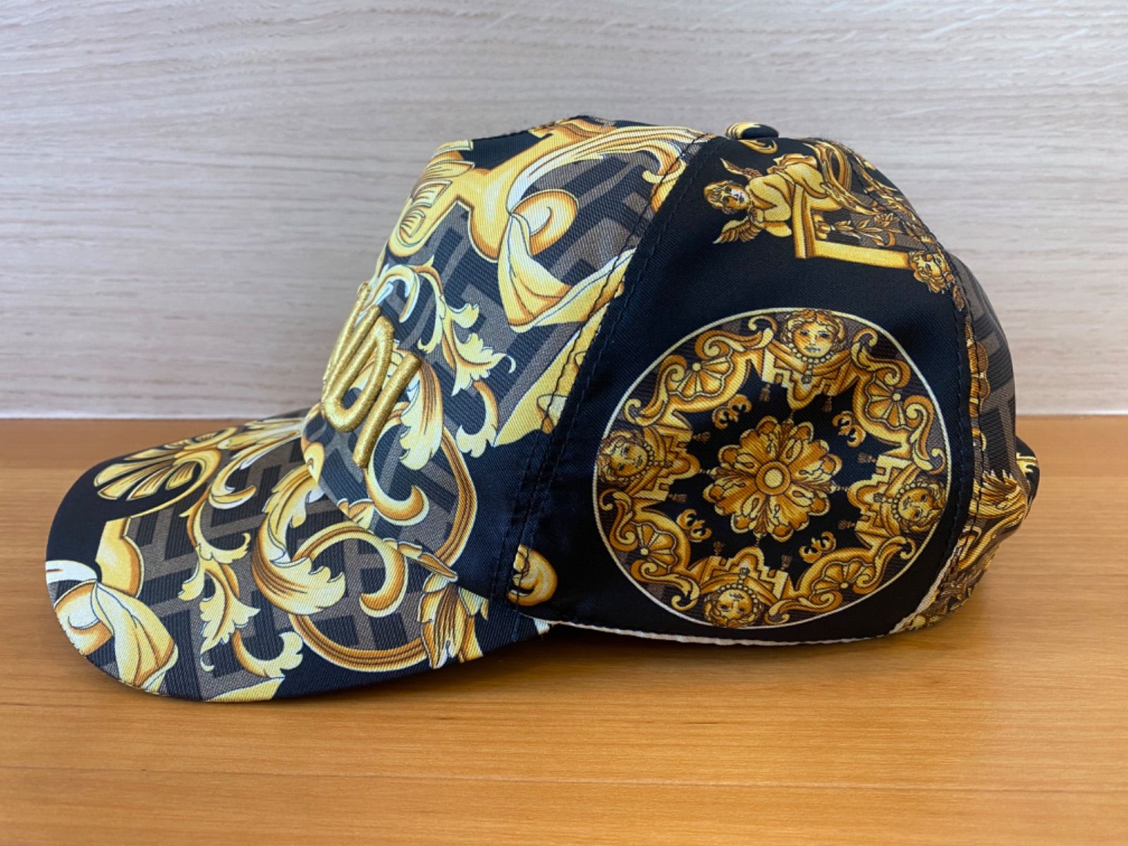 FENDACE(FENDI×VERSACE)ブラック キャップ/帽子 倒れる