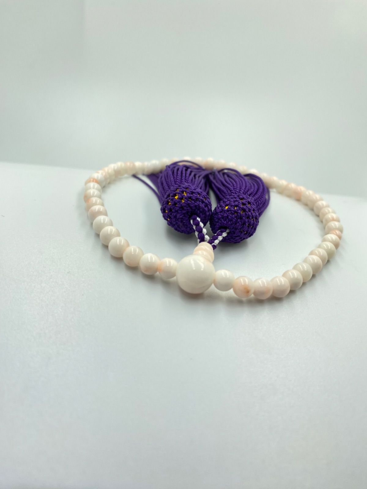 珊瑚の片手念珠 数珠 略式 正絹 ミッド珊瑚 白 宝石珊瑚 無染色 - さん
