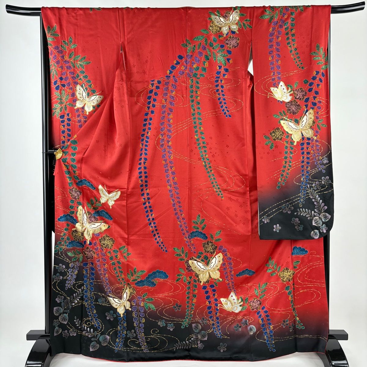 D216 振袖　蝶　螺鈿細工　花模様　金彩　赤　黒　　正絹　着物　袷　美品 D216 振袖 蝶 螺鈿細工 花模様 金彩 赤 黒 正絹 着物 袷 美品
