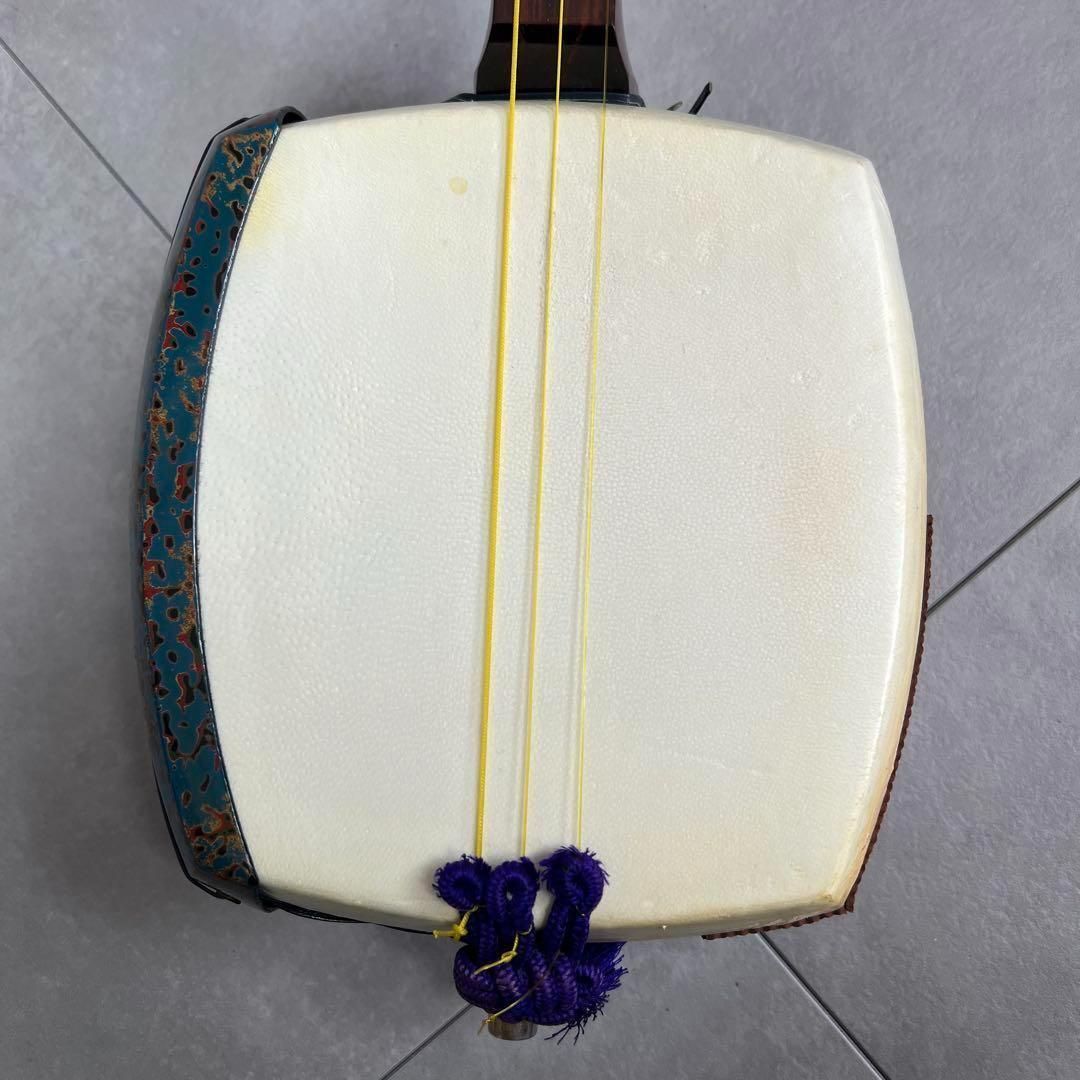 フォローで20％割クーポン配布中 津軽三味線 子持ち綾杉胴 糸巻 紅木 金細 二本溝 正寸 鼈甲撥 津軽塗 25M0250SR11958