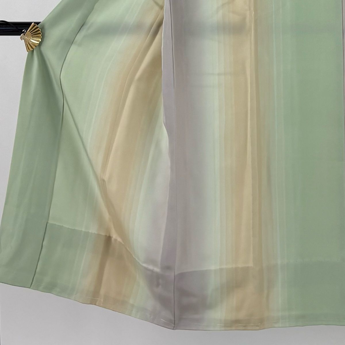 長襦袢 身丈123.5cm 裄丈63cm S 縦縞 ぼかし 薄緑 正絹 秀品