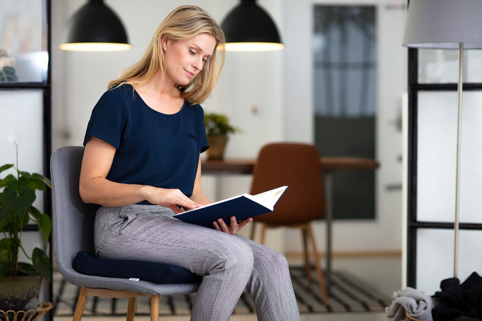 テンピュール(Tempur) クッション ダークブルー 約 幅40x奥行42x厚さ5cm ドーナツクッション 131472 テンピュール 正規販売店 ランバーサポート 腰クッション 約36×36×7cm