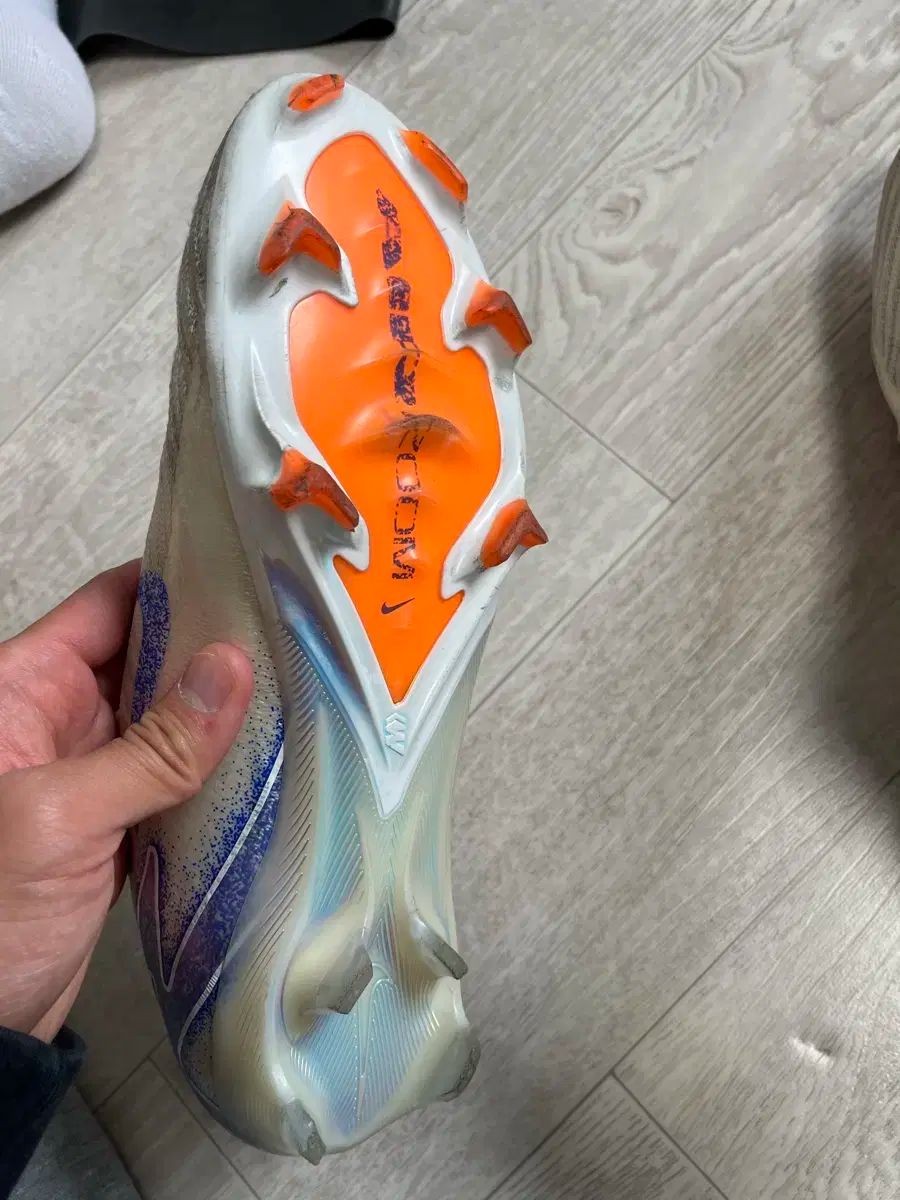 NIKE
