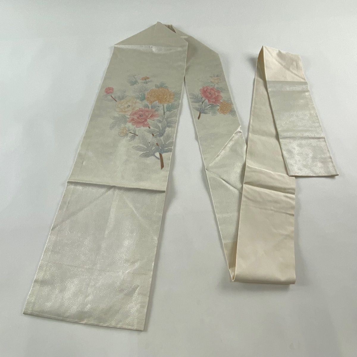 未使用品 名古屋帯 博多織 枝花 唐草花 クリーム くすみ紫 3m57cm正絹 名古屋帯 優品 落款 枝花 銀糸 刺繍 クリーム 正絹 【中古