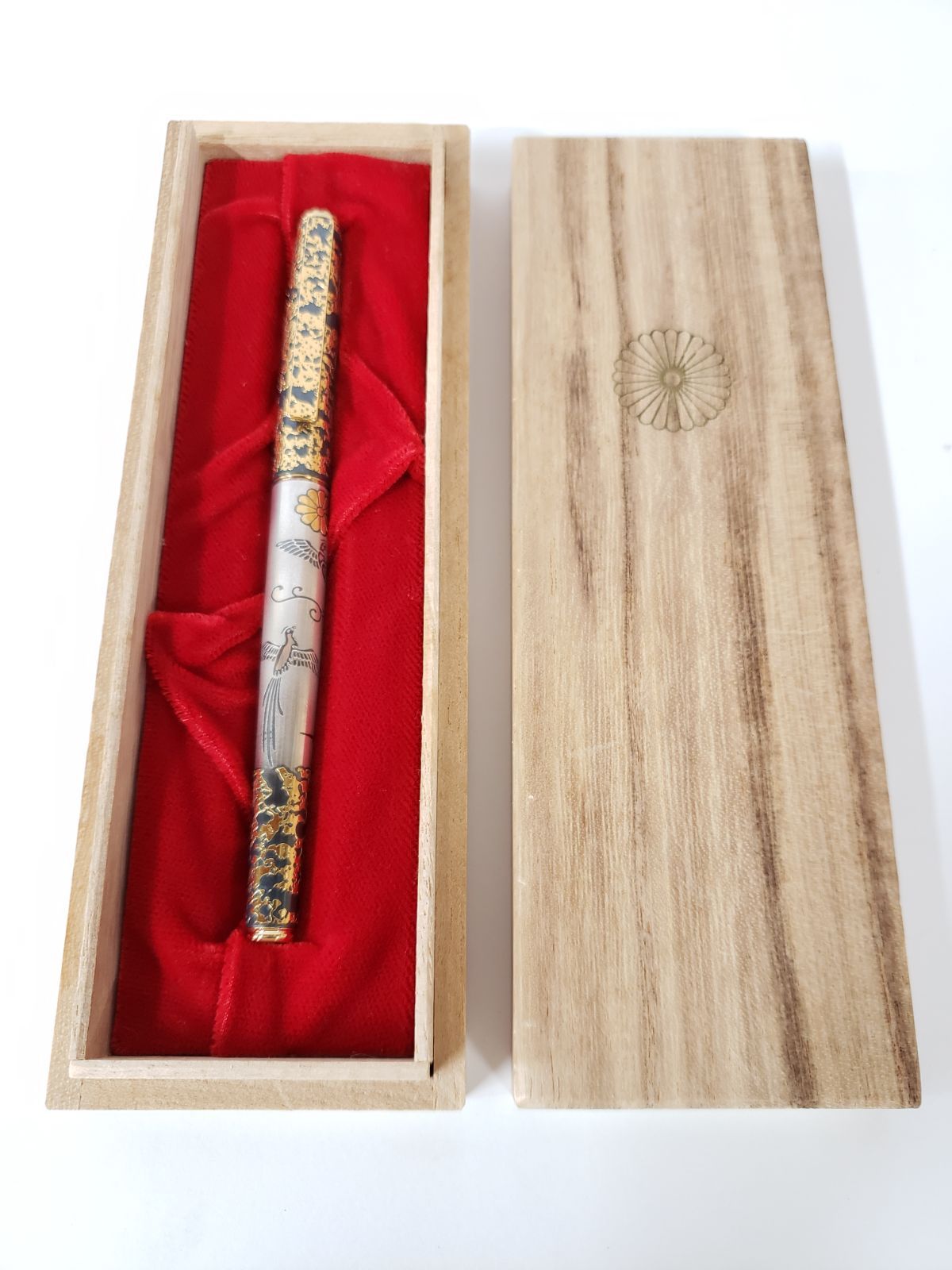 【希少】天皇陛下 歴代最長寿記念 御在位60年記念 純銀製万年筆 希少】天皇陛下 歴代最長寿記念 御在位60年記念 純銀製万年筆