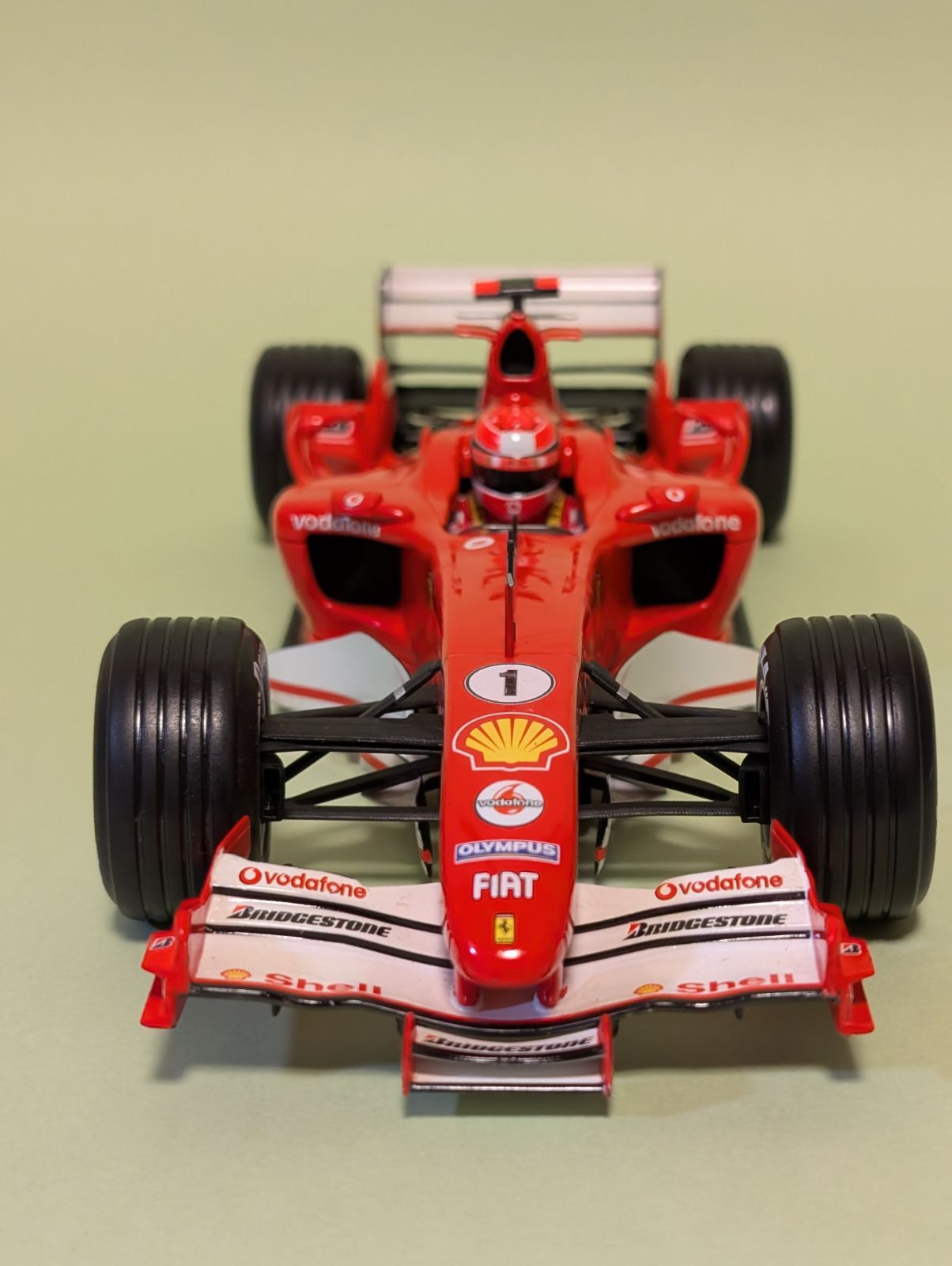 苦戦の1年…1/18 マテルフェラーリF2005 シューマッハ - メルカリ