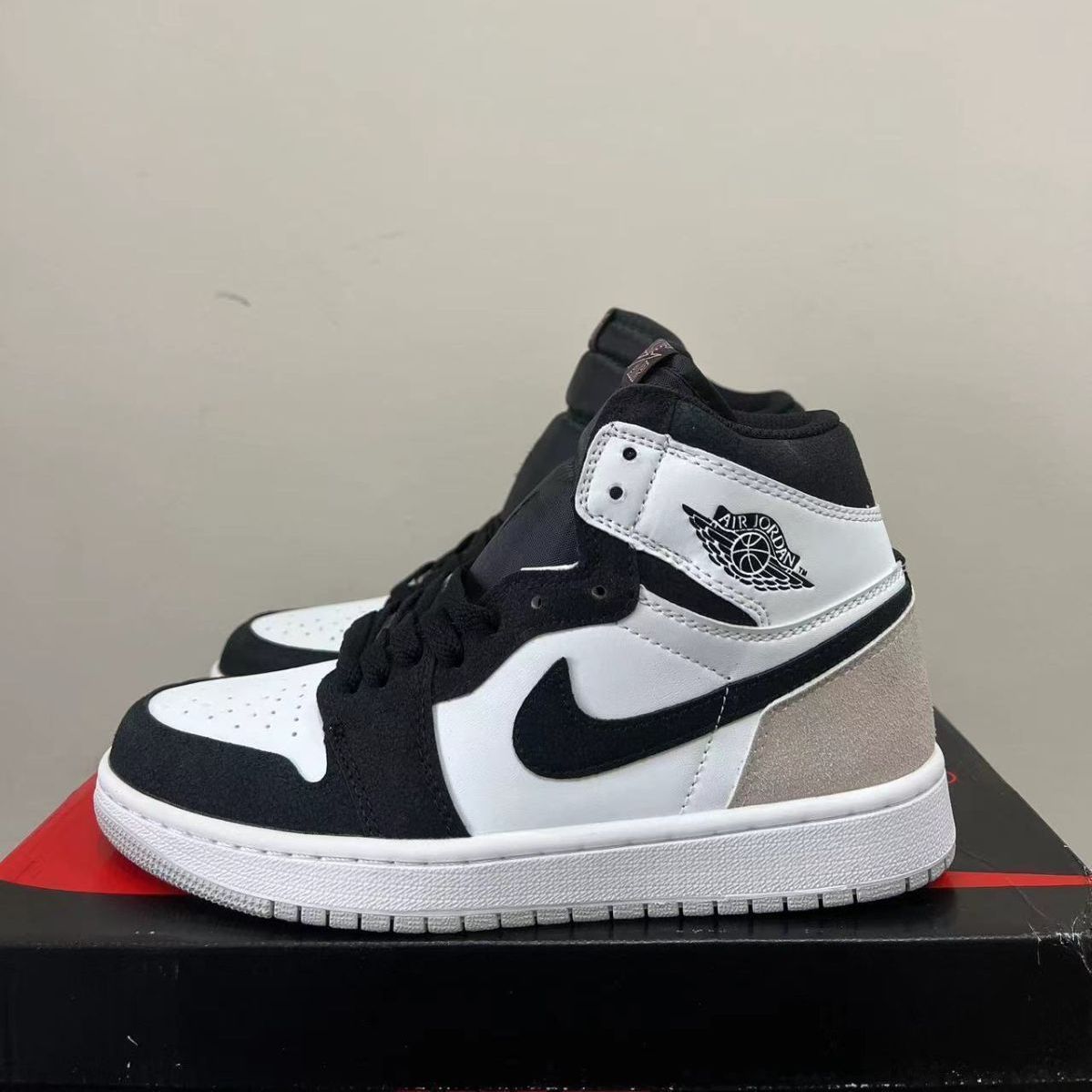 新品未使用 ナイキ Jordan Air Jordan 1 retro high og "bleachedcoral" スニーカー