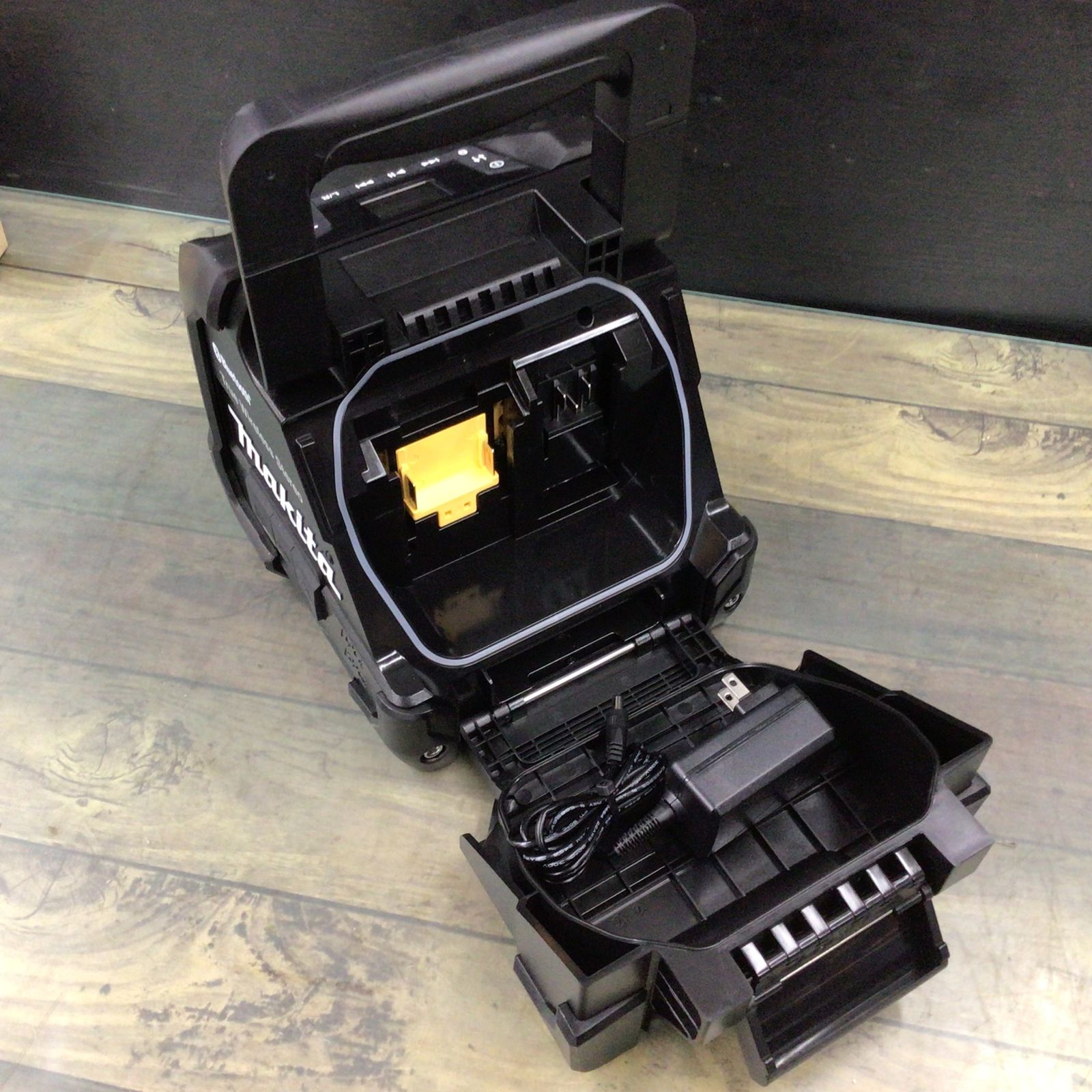 マキタ 充電式スピーカーMR203B(黒)本体のみ・バッテリ・充電器別売