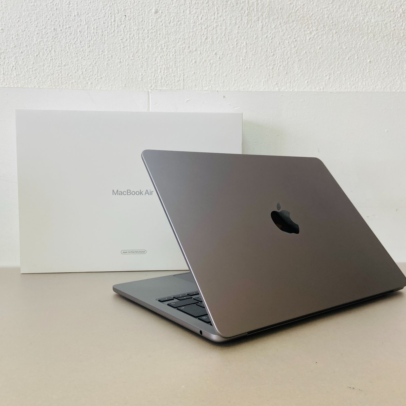 最低価格の 美品 MacBook Air Liquid Retina 13.6インチ (Mid 2022) Apple MacBook本体