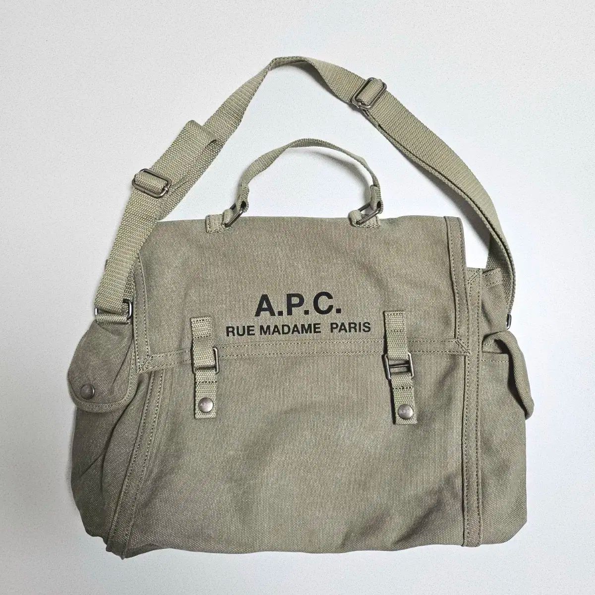 A.P.C.　リクパレーション クロスバッグ A.P.C.】ミリタリーワードローブからインスパイアされたコットン