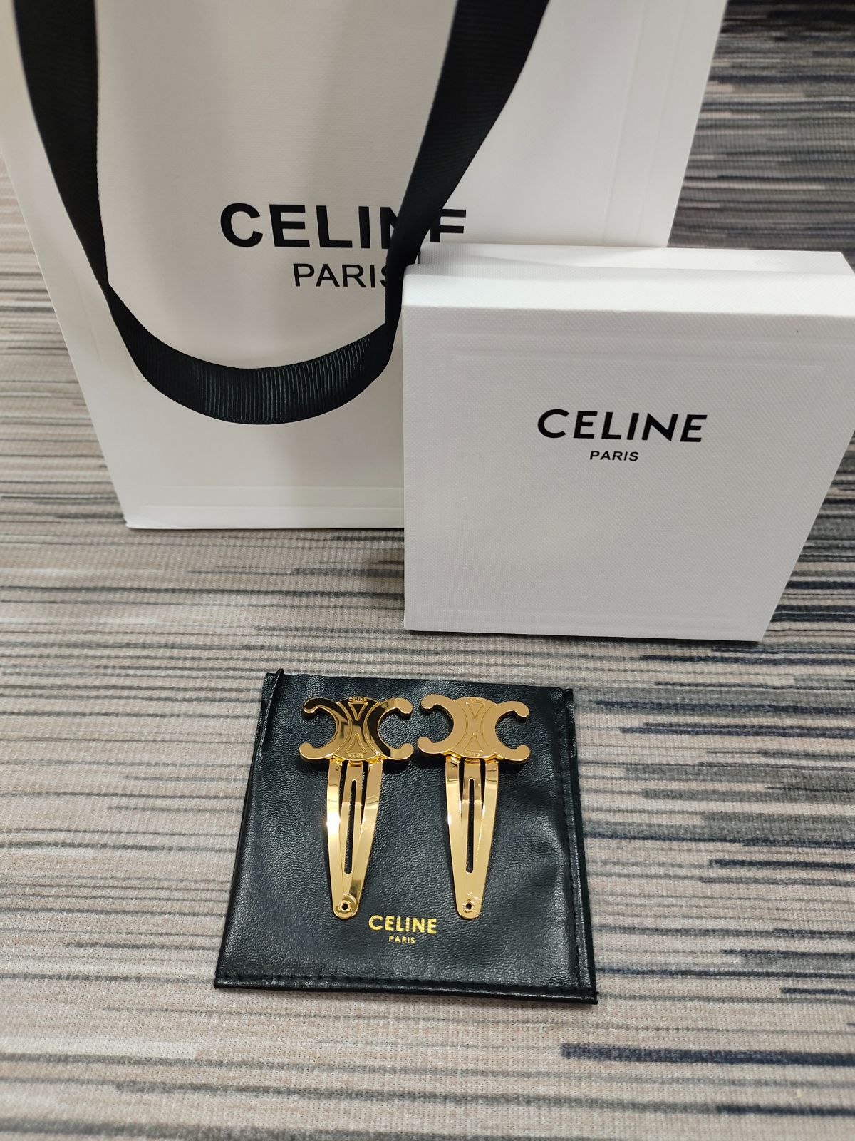 素敵ஐ美品ஐceline(セリーヌ) ヘアピン 二点セットゴールド箱と紙袋 
