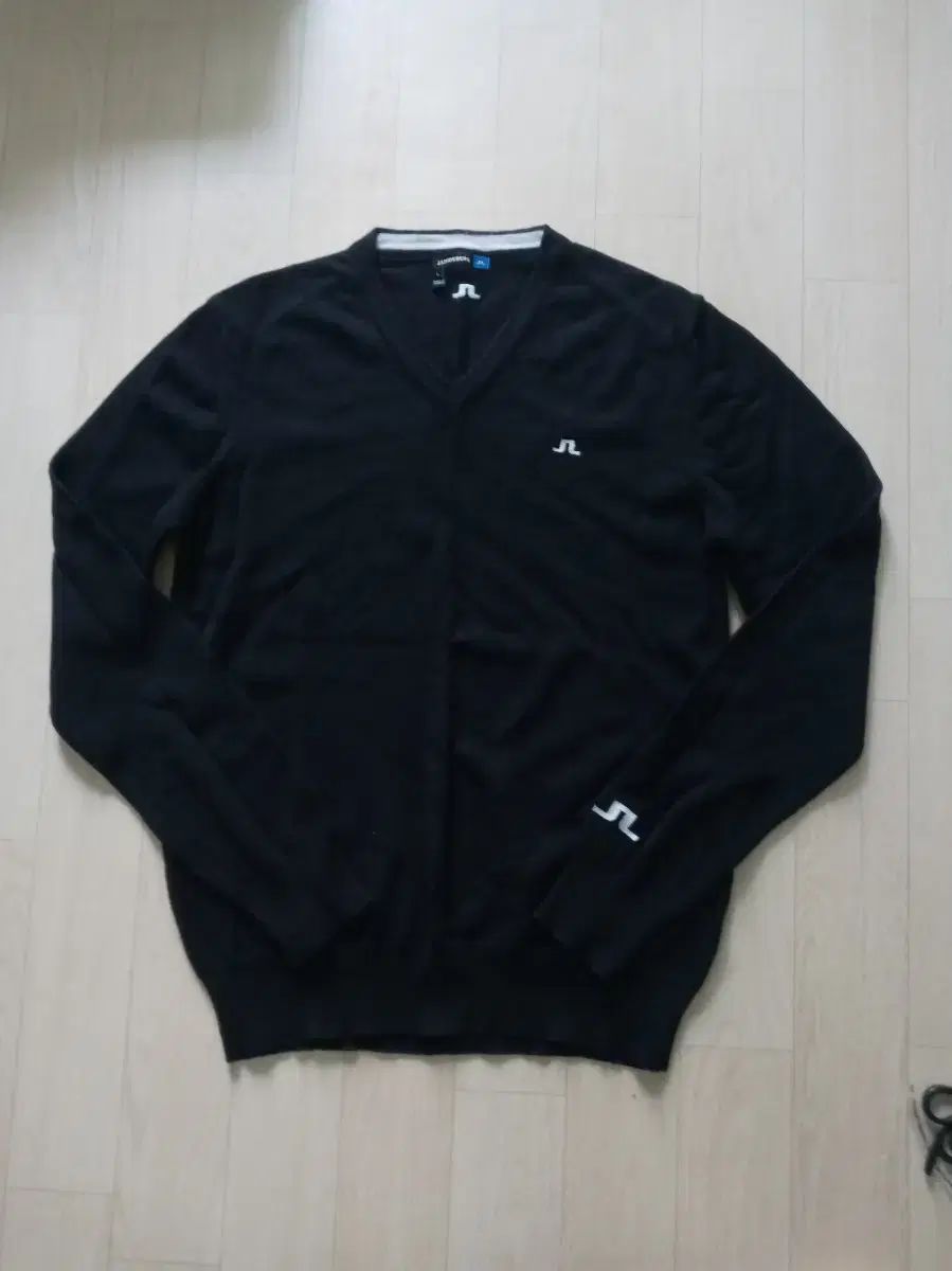 J.LINDEBERG J.リンドバーグ ブラック V 首 ニット Tシャツ