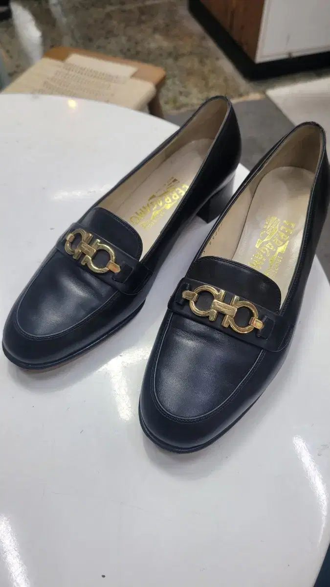 FERRAGAMO(フェラガモ) レディース ローファー 正規品 230 235