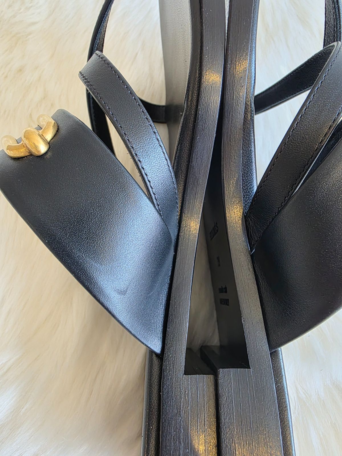 エルメス　CLAIRE クレア レザー フラット サンダル ブラック×ゴールド ☆美品 23SS【HERMES/エルメス】 CLAIRE クレア レザー 本革