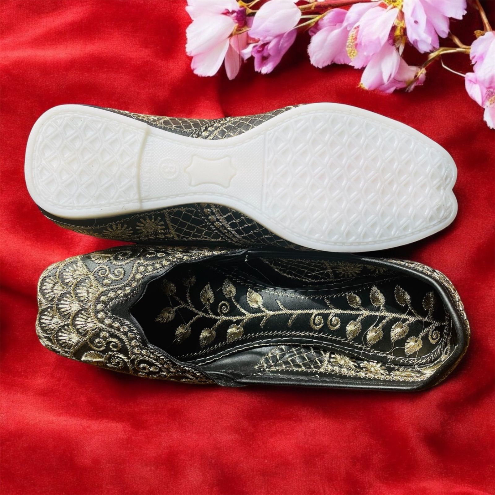 金糸刺繍の黒ジュッティ 夜香のザルドージ エスニック花靴